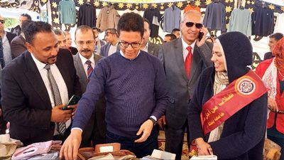 بـ 2500 قطعة، رئيس جامعة بنها يفتتح المعرض الخيري للملابس 