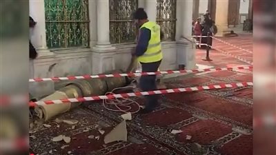 لحظة هدم وإزالة الشموع الحجرية الضخمة من داخل المسجد الأموي (فيديو)