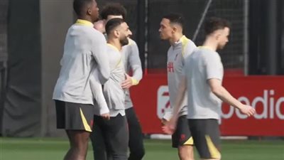 حقيقة دخول محمد صلاح في اشتباك مع أرنولد خلال تدريبات ليفربول (فيديو)