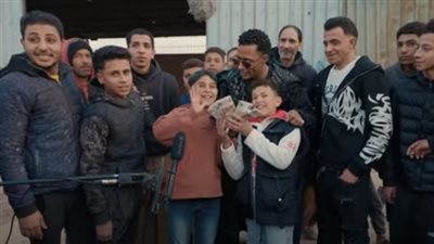  طفلان من مواليد مارس يفوزان بـ100 ألف جنيه من محمد رمضان (فيديو)