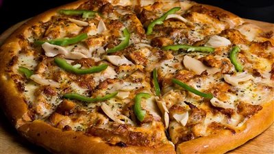 طريقة إعداد البيتزا في البيت زي الجاهزة وبأقل التكاليف