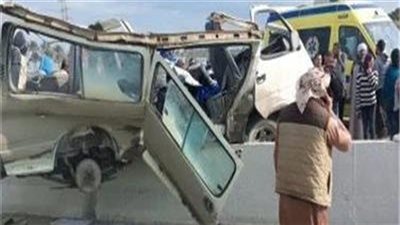 انتظام الحركة المرورية بالطريق الصحراوي بعد انقلاب سيارة ووقوع مصابين