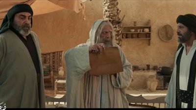 مشاهد مؤسفة بالحلقة 11 من مسلسل معاوية.. رسالة مزورة تشعل الأحداث.. دعاة الفتنة يحاصرون منزل عثمان بن عفان ويمنعون عنه المياه.. والخليفة يرفض قتالهم