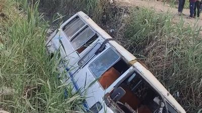 مفاجأة صادمة وراء واقعة انقلاب أتوبيس بترعة البراجيل والأهالي يستغيثون (صور)