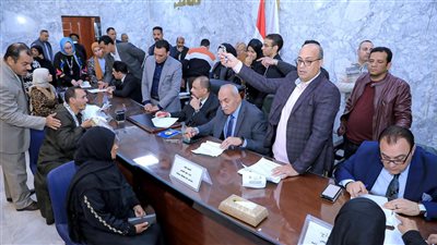 محافظ سوهاج يستمع لشكاوى المواطنين ويوجه بحلها