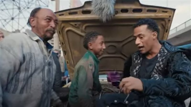 محمد رمضان مع صبي