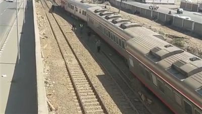 لحظة خروج عربات قطار 