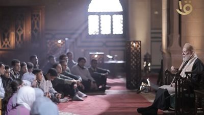 طالبة تسأل: هل يجوز الصلاة بالبنطلون أو قراءة الأذكار بدون الحجاب؟ علي جمعة يرد (فيديو)