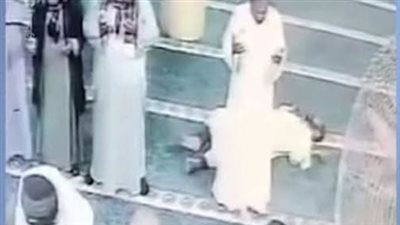 بعد موت شاب أثناء صلاة التراويح، باحث إسلامي: استمرار الصلاة مخالف للدين