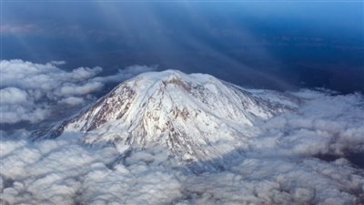 سلسلة زلازل حول بركان في واشنطن تثير مخاوف من ثوران وشيك
