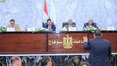 محافظ سوهاج يناقش مع رؤساء الوحدات المحلية عددا من الملفات الحيوية 