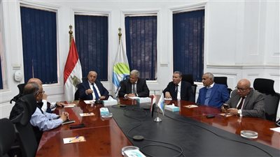 محافظ الأقصر ورئيس القابضة لمياه الشرب يناقشان تنفيذ خطوط طرد بديلة بالحبيل 