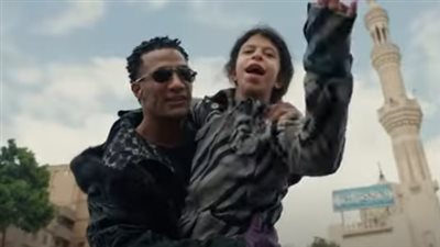 محمد رمضان يهدي بائع سميط وطفلة من ذوي الهمم جائزة مالية (فيديو)