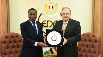 رئيس هيئة الدواء يبحث تعزيز التعاون مع السفير الإيفواري بالقاهرة