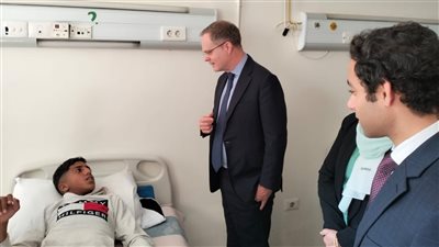 السفير البريطاني يزور الجرحى الفلسطينيين بمستشفى العريش العام