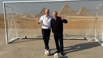 إنفانتينو وأبو ريدة يستعرضان كرة كأس العالم للأندية أمام الأهرامات (صور)