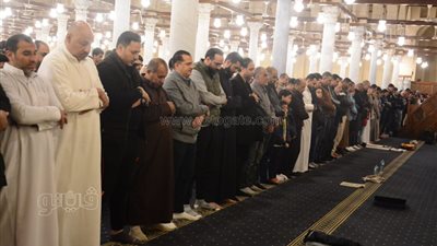 لعلها تكون ليلة القدر، دعاء خاشع في صلاة التراويح بمسجد عمرو بن العاص (فيديو)