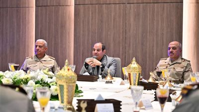  زيارة الأكاديمية العسكرية، السيسي: مصر لا تنسى تضحيات وبطولات أبنائها، ونقف دائمًا بجانب أشقائنا في مختلف المحن والأزمات، التاريخ يسطر بأحرف من نور المواقف الثابتة والحكيمة التي تخطوها مصر
