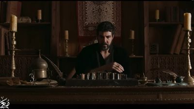 معاوية الحلقة 12، استشهاد عثمان بن عفان ومعاوية يحمل قميصه الملطخ بالدماء ويتوعد بالثأر