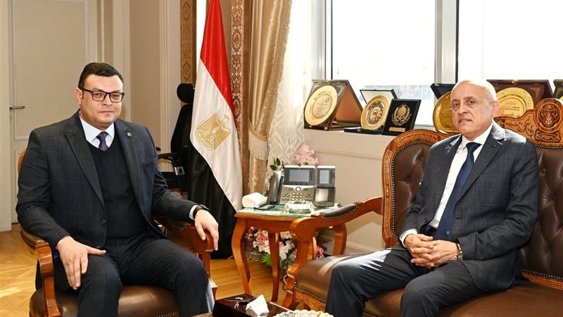 وزير الإسكان ومحافظ