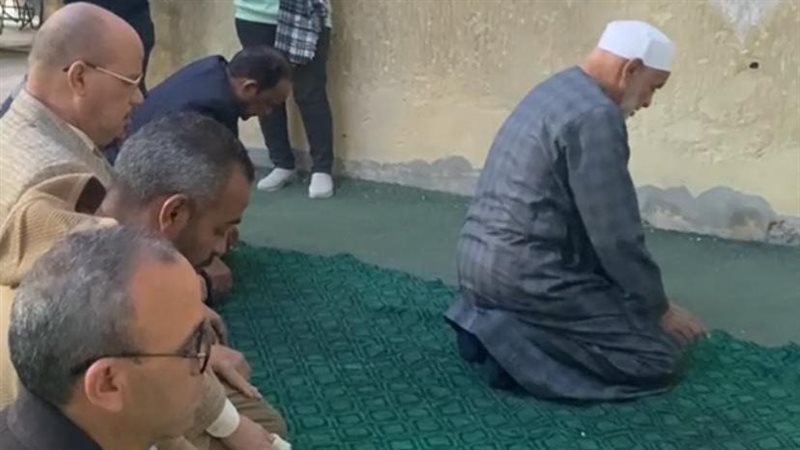  صلاة المغرب داخل