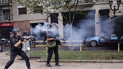 إصابات واعتقالات بالمئات في احتجاجات عنيفة في العاصمة الأرجنتينية (فيديو)