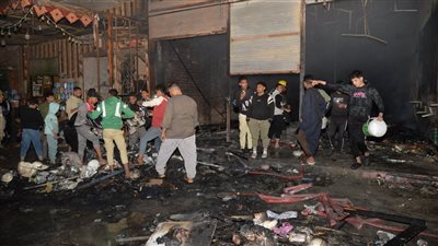 بضاعة العيد بقت رماد والاستغاثات حركت المسؤولين، مشاهد مروعة من حريق سوق منفلوط (فيديو وصور) 