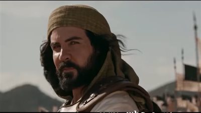 معاوية الحلقة 12، المسلمون يبايعون علي بن أبي طالب بالخلافة، معاوية يرفض البيعة قبل القصاص من قتلة عثمان، والزبير وطلحة يغادران المدينة