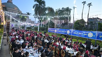 رئيس جامعة القاهرة يشارك في حفل الإفطار الجماعي لأسرة طلاب من أجل مصر