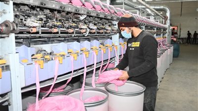 محافظ البحيرة تتفقد أحد مصانع الغزل والنسيج بأبو المطامير