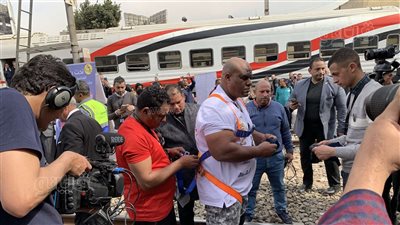 كابونجا يستعد لسحب قطار سكة حديد (فيديو وصور)