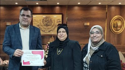 وكيل تعليم دمياط يكرم رئيس قسم النشرات لبلوغها سن التقاعد 