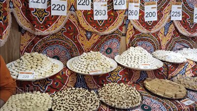 اقترب عيد الفطر 2025.. مفاجأة في أسعار الكعك والبسكويت والغريبة والبيتي فور.. المحال التجارية تتغلب على ارتفاع سعر السمن البلدي بتوفير البديل.. والكيلو يبدأ من 130 جنيهًا