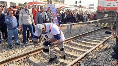 أشرف كابونجا ينجح في المحاولة الأولى لتحريك قطار سكة حديد صائمًا (فيديو وصور)