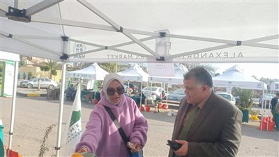 رئيس حي وسط  بالإسكندرية يتفقد سوق المزارعين لليوم الواحد