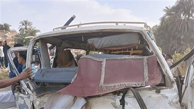 استعجال التقرير المروري بإصابة 9 أشخاص إثر انقلاب ميكروباص أعلى طريق السويس