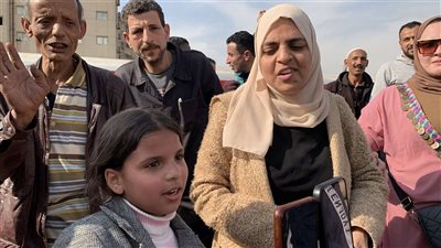 ابنة كابونجا وزوجته يحتفلان بنجاحه في سحب قطار (فيديو وصور) 