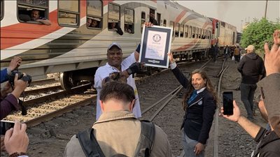 أشرف كابونجا يحتفل بدخوله موسوعة جينيس بعد سحب قطار يزن 278 طنًا بأسنانه (فيديو وصور) 