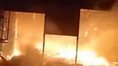 حريق هائل في عقار سكني وامتداده إلى شقق سكنية بمنفلوط (فيديو)