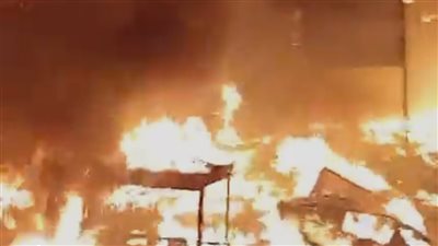 الحماية المدنية تحاول السيطرة على حريق منطقة السوق بمنفلوط، والأهالي: أغيثونا البيوت ولعت (فيديو)