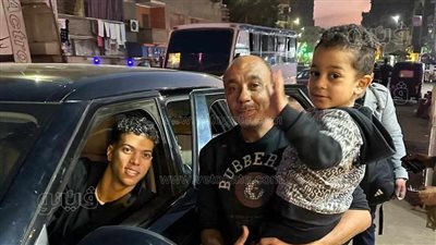 إمام عاشور يتجول بسيارته في الشرقية والجماهير تلتف حوله لالتقاط الصور