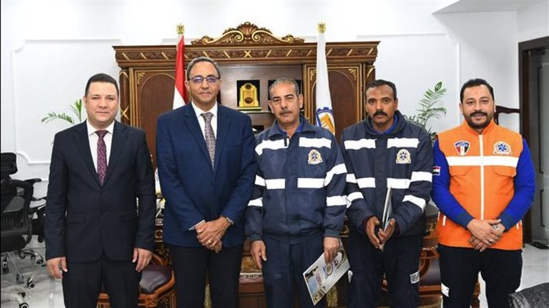 محافظ قنا يكرّم مسعف