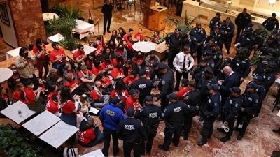 ناشطون يقتحمون برج ترامب احتجاجا على اعتقال الطالب محمود خليل (فيديو وصور)