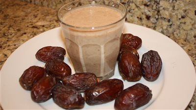 طريقة عمل عصير التمر باللبن، منعش ومُغذ على الإفطار 