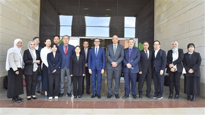 وزير الاستثمار يستعرض مع وفد 