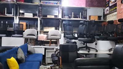 سوق الأثاث المكتبي المستعمل بغمرة.. رخيص وينافس الجديد.. الكرسي يبدأ من 1500 والمكتب بـ 2000.. وهذه أبرز الأنواع (فيديو وصور)