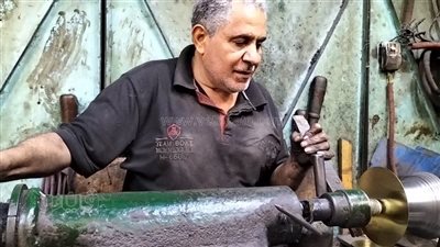 «يا مين يقول لي أهوى.. أسقيه بإيدي قهوة».. السبرتاية أغلى ما يملكه عشاق البن.. صناعتها فن ورسم وزخرفة.. وعروضها في سوق الجمالية على كل شكل ولون (فيديو)