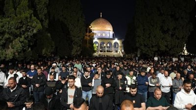 100 ألف مصلٍّ يؤدون صلاتي العشاء والتراويح بالأقصى (صور)