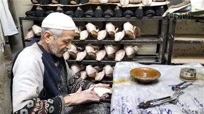 أحذية إكس لارج في باب الشعرية.. مقاسات تبدأ من 42 وتصل إلى 50.. الجلد والقماش والغراء أهم المواد الخام.. وهذه أبرز مراحل التصنيع (فيديو وصور)