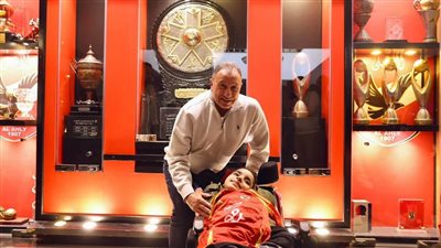 لفتة إنسانية من الخطيب مع مشجع أهلاوي (صور)